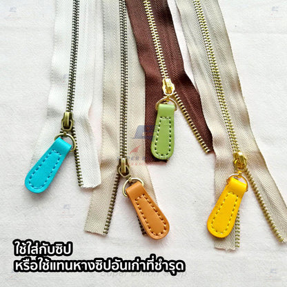 หางซิปหนังวัวแท้ 100% พร้อมห่วงตัว D สีทอง สำหรับคล้องกับซิป ตกแต่งกระเป๋า ใช้ทดแทนอันเก่าที่ชำรุด ขนาด 40 x 14 mm.
