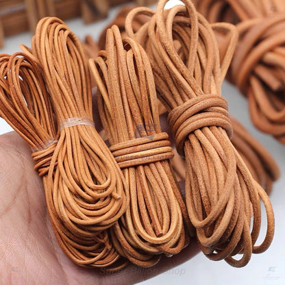 เชือกหนังวัวแท้ทรงกลม 1-5 มม. สีธรรมชาติ เชือกหนังกลม สำหรับงานเครื่องหนัง DIY งานผูก พัน ตกแต่ง